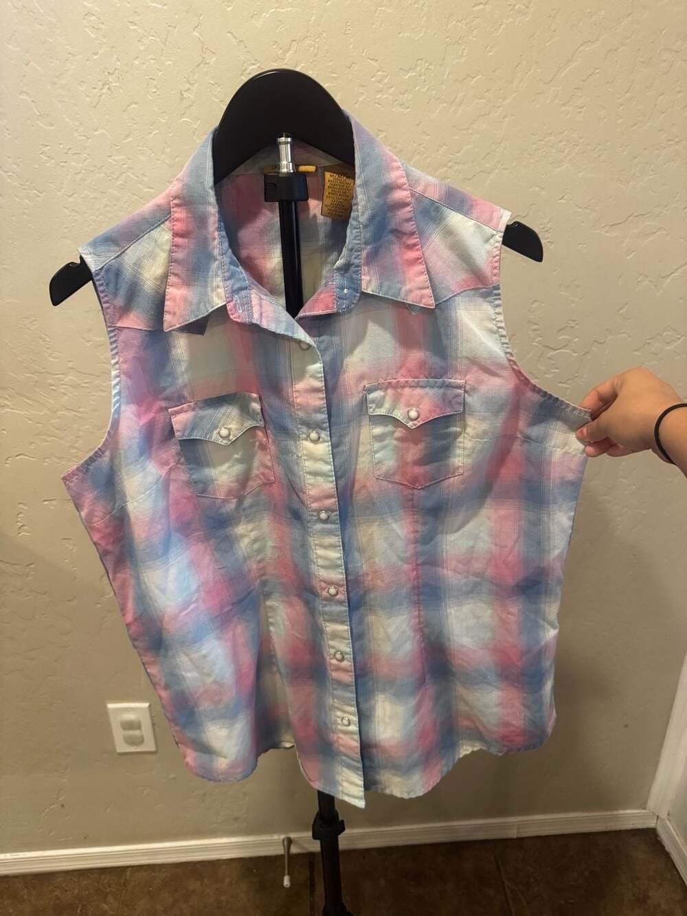 2000’s Wrangler Plaid Sleeveless Western Shirt M Pink Blue Snap Buttons